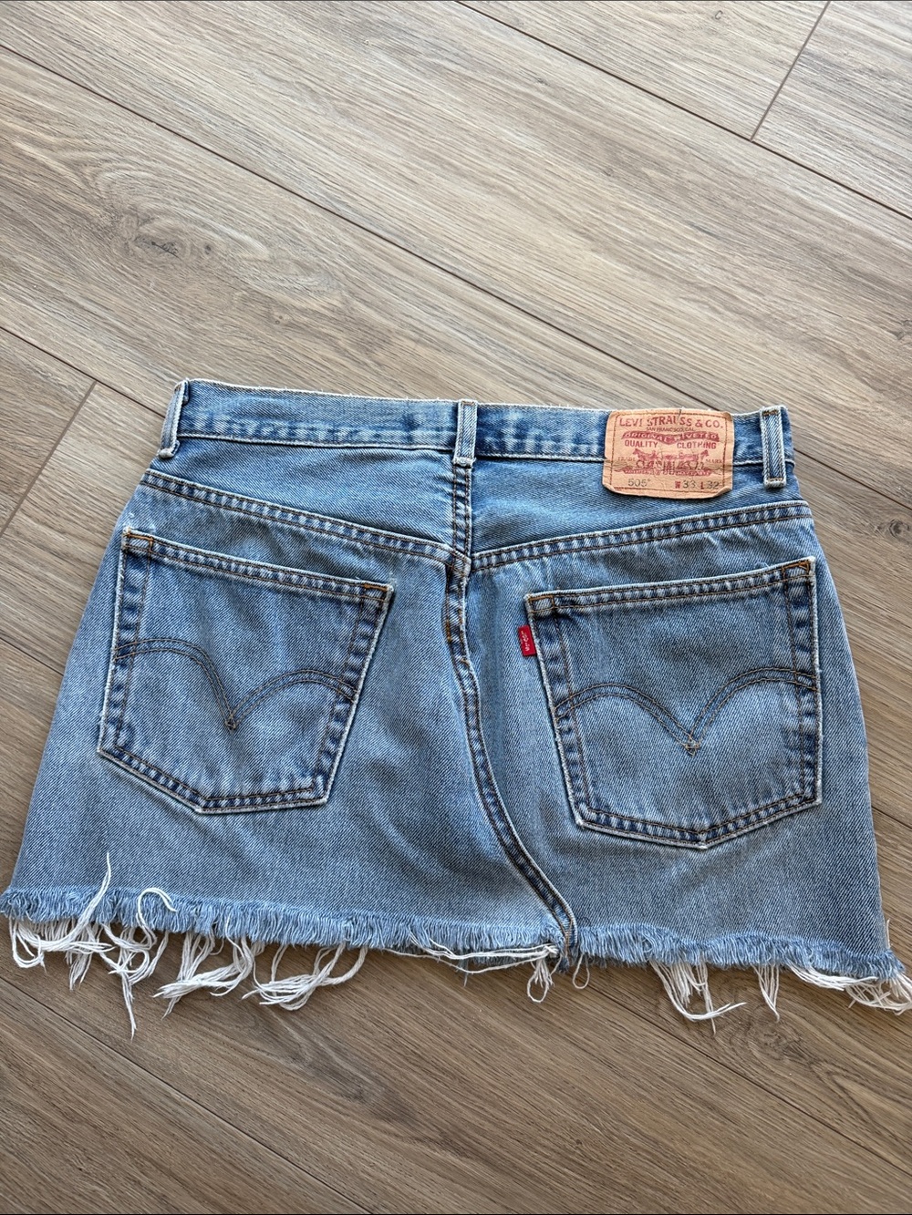 Vintage Levi’s Denim Mini Skirt 32W Y2K Light Wash Raw Hem - Picture 2 of 6